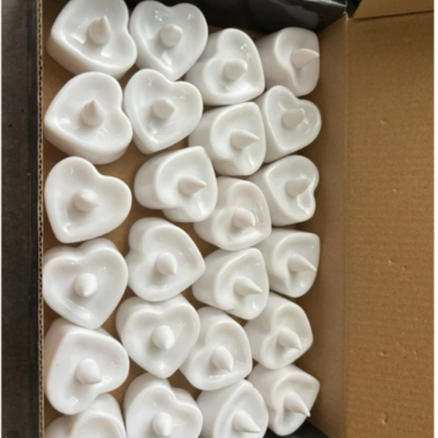 Ảnh Tealight thơm nhỏ gọn, ánh sáng vàng kết hợp hương thơm dịu nhẹ tạo không gian lãng mạn, dễ chịu.