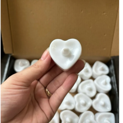 Ảnh Tealight thơm nhỏ gọn, ánh sáng vàng kết hợp hương thơm dịu nhẹ tạo không gian lãng mạn, dễ chịu.