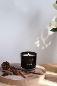 Nến thơm cao cấp handmade với thiết kế sang trọng, hương thơm tinh dầu thiên nhiên giúp khử mùi và thư giãn hiệu quả.