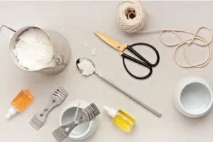 quá trình thực hiện cách làm nến thơm bằng sáp ong với tinh dầu oải hương và khuôn thủy tinh trang trí.