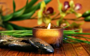 Hình minh họa hướng dẫn chi tiết cách làm nến thơm tự nhiên tại nhà bằng sáp ong và tinh dầu thiên nhiên.