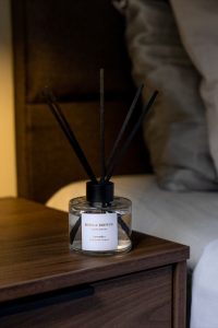 có nên đốt nến thơm trong phòng ngủ
