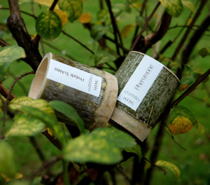 Nến thơm trang trí phòng là loại nến được làm từ sáp tự nhiên hoặc sáp tổng hợp