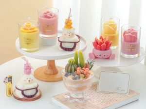 Nến thơm trang trí phòng là loại nến được làm từ sáp tự nhiên hoặc sáp tổng hợp